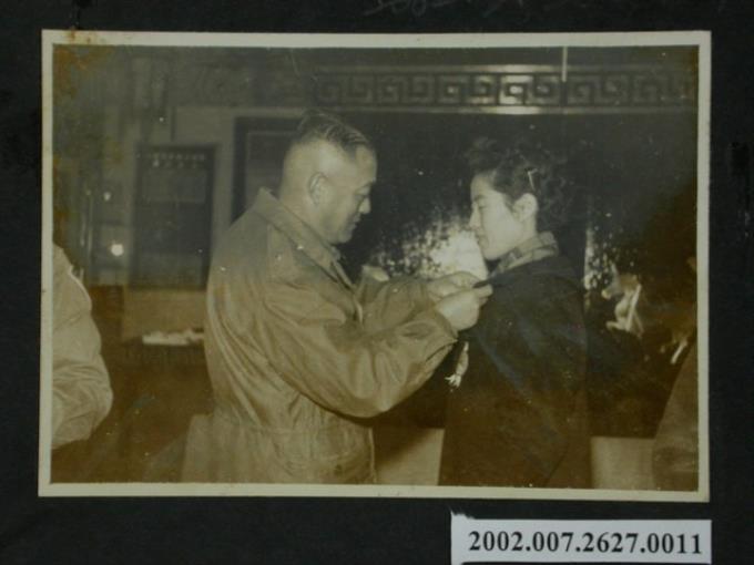彭指揮官為陸總婦聯分會勞軍團團員佩戴紀念章 (共2張)