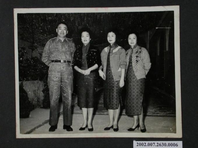 彭指揮官與其夫人及兩名女子合影 (共2張)