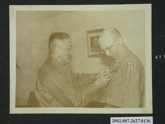 彭指揮官代表東引指揮官為該地區美軍顧問佩戴東引紀念章 (共2張)