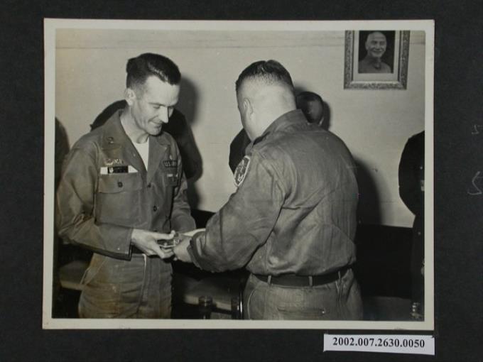 彭指揮官為萊尼上尉佩戴金馬紀念章及贈送紀念品 (共2張)