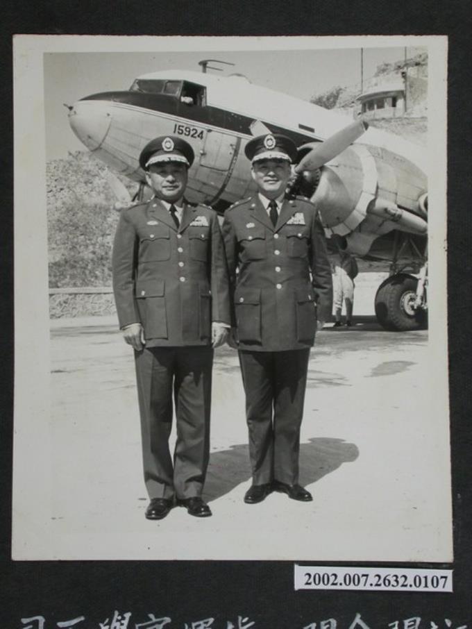 彭指揮官與王司令官在尚義機場合影 (共2張)