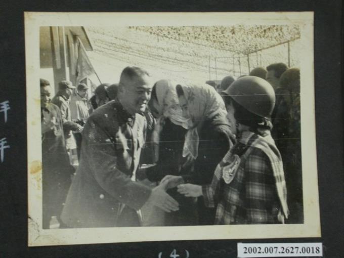 彭指揮官與華僑中學及大專學生春節勞軍團團員握手 (共2張)