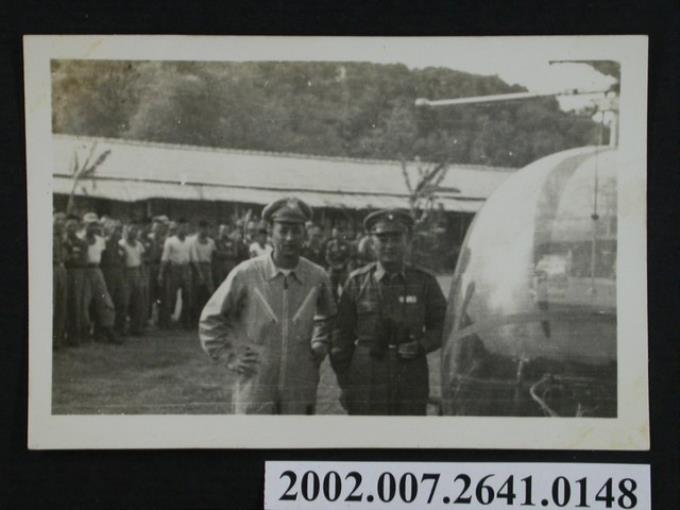 彭啟超與一名軍官於直升機旁合影 (共1張)