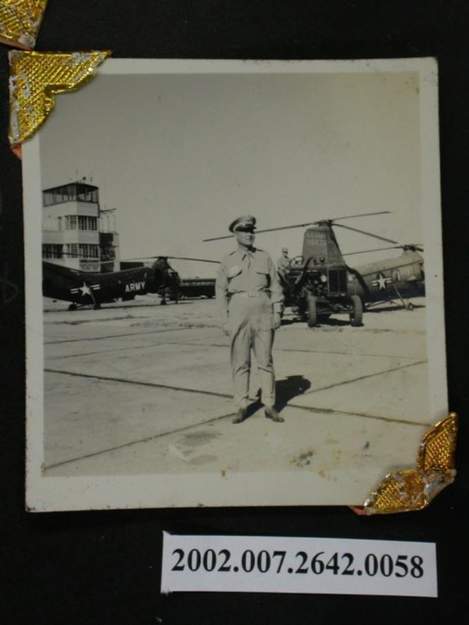 彭指揮官站立於一處飛機停放之平地 (共1張)