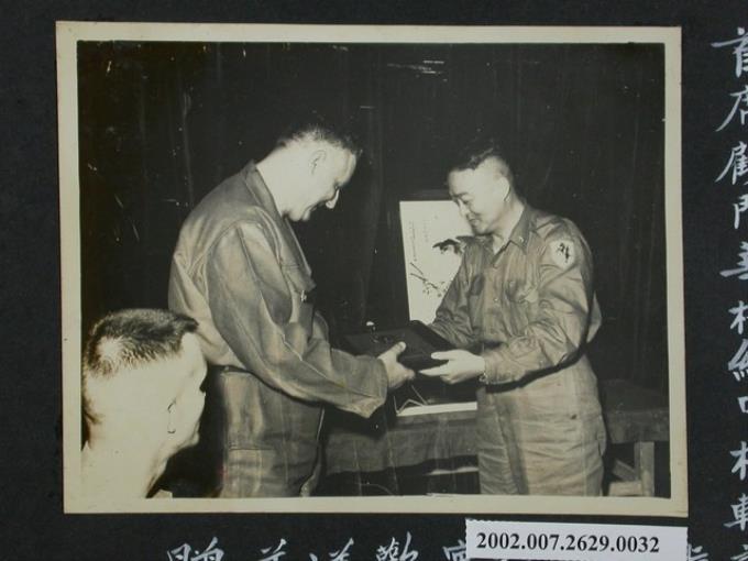彭指揮官贈送紀念品予美軍首席顧問華格納中校輪調指揮官 (共2張)