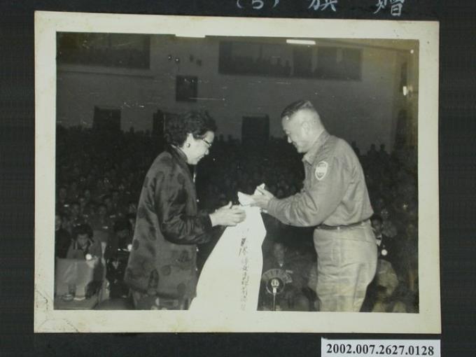 彭指揮官贈旗於全國各界婦女勞軍團皮以書團長 (共2張)