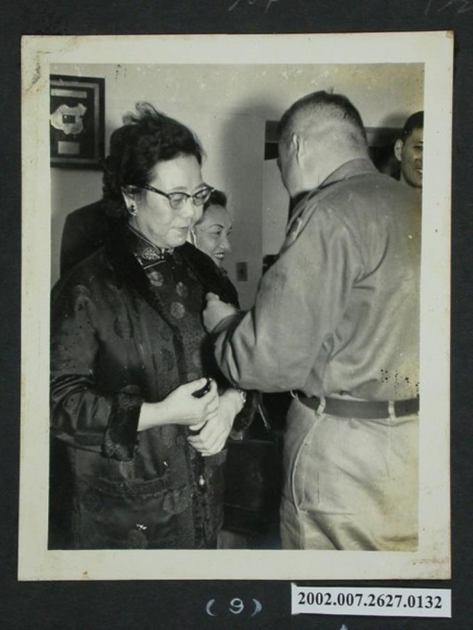 彭指揮官為全國各界婦女勞軍團團長皮以書佩戴紀念章 (共2張)