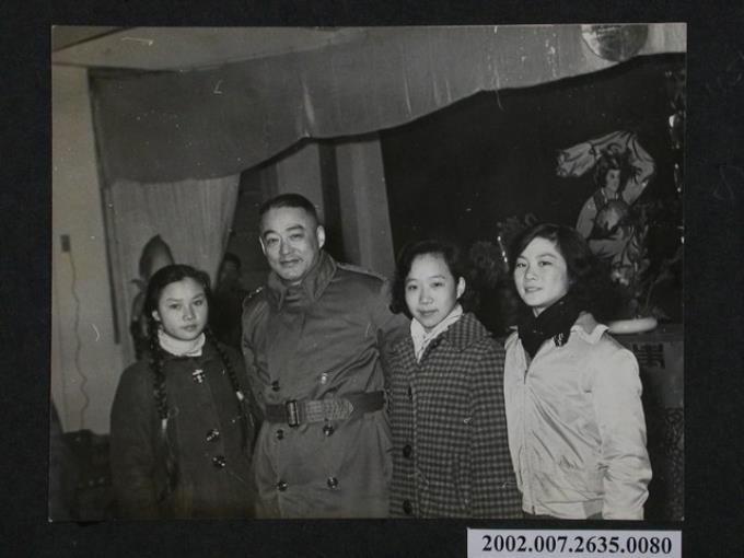 彭指揮官與3名女子合影 (共2張)