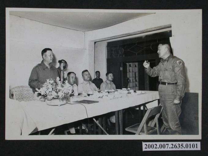 彭指揮官代表馬祖地區官兵向參謀總長彭孟緝上將敬酒 (共1張)
