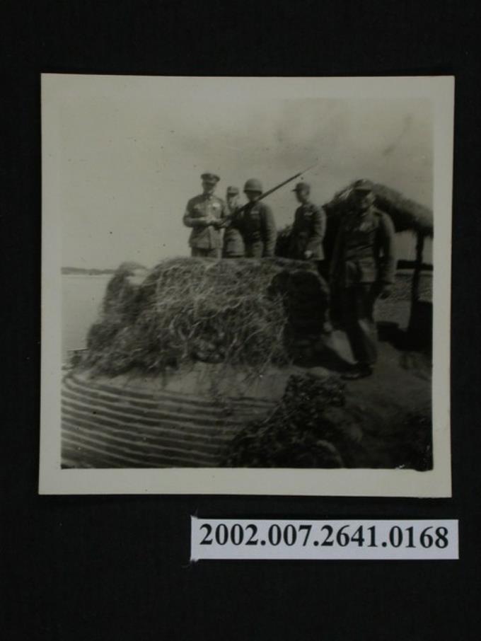 五名軍人站立於圍欄旁 (共1張)