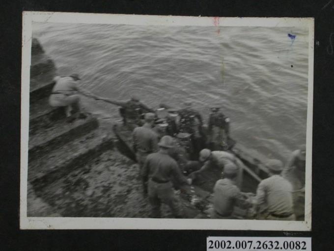 彭指揮官訪問烏坵搭乘小舟 (共2張)