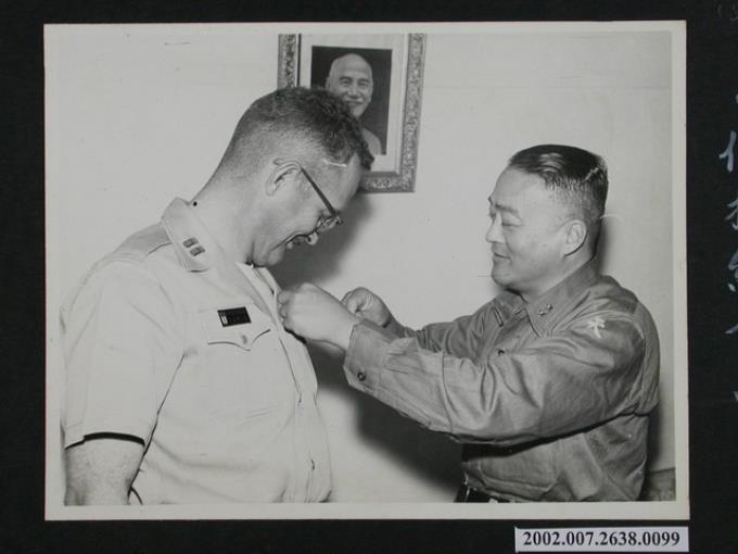 彭指揮官替兵工顧問克雷斯丁森上尉佩掛紀念章 (共1張)