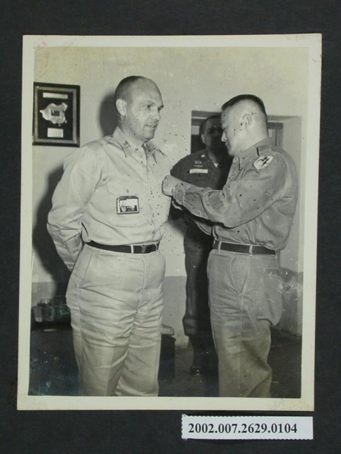 彭指揮官為美軍顧問團助理參謀長華德上校佩戴紀念章 (共2張)