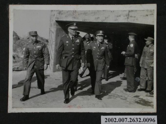 彭指揮官與周少將於烏坵參觀戰備工事 (共1張)