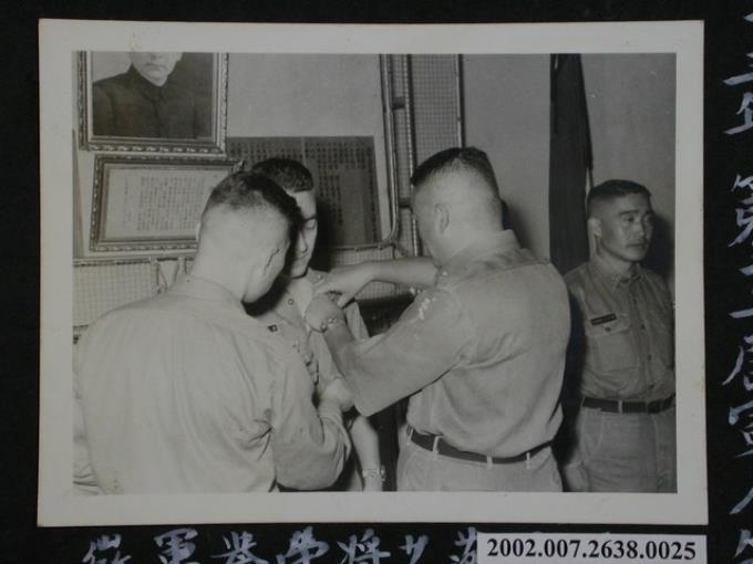 五十三年第十一屆軍人節慶祝大會上頒發范少將榮譽軍徽 (共1張)
