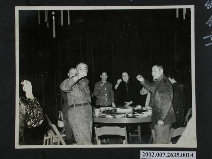 指揮所設宴款中華民國婦女界勞軍團 (共2張)
