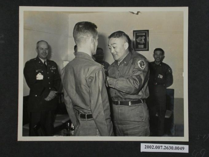 彭指揮官為萊尼上尉佩戴金馬紀念章及贈送紀念品 (共2張)