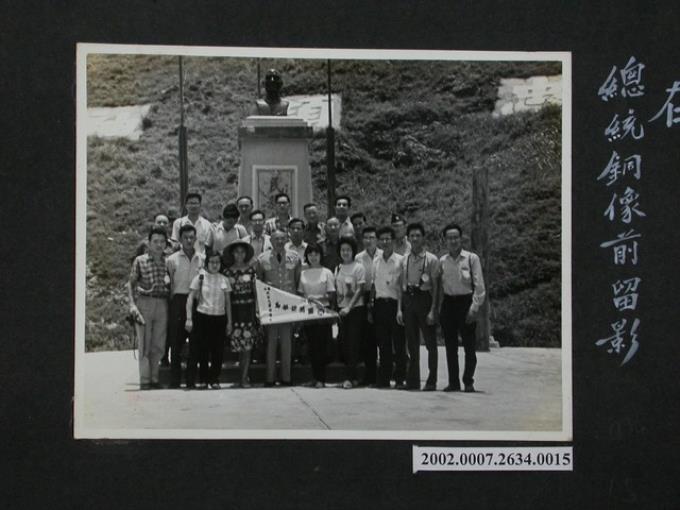 彭指揮官與國立政治大學新聞系前線訪問團於總統銅像前留影 (共2張)