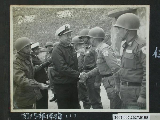 海軍總司令黎玉璽上將於指揮部門前 (共2張)