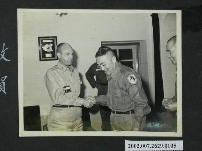 彭指揮官與美軍顧問團助理參謀長華德上校握手 (共2張)