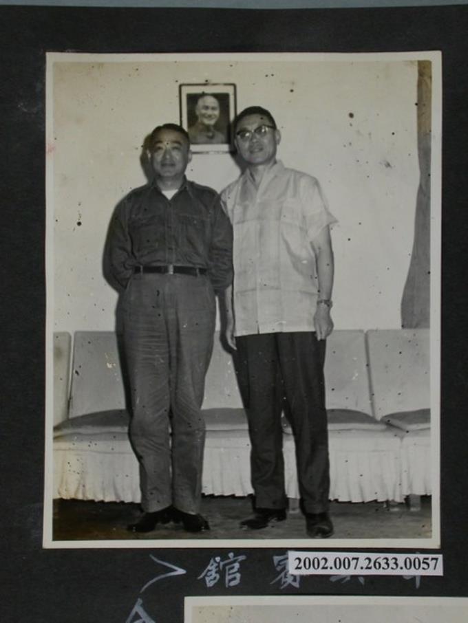 彭指揮官與羅桑益西於中興賓館合影紀念 (共2張)