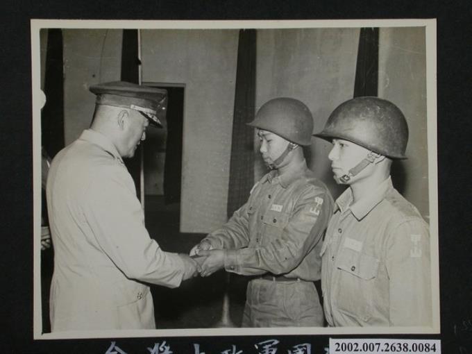 彭指揮官於五十三年雙十國慶大典頒發國軍政士獎金 (共1張)