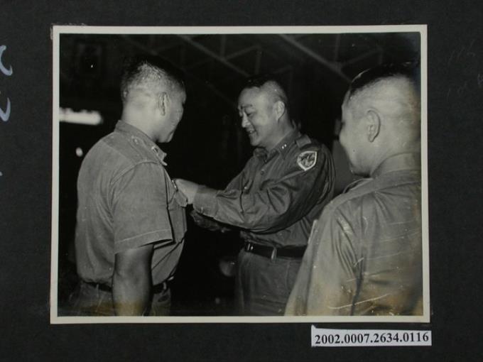 彭指揮官為暑期青年馬祖戰地工作幹部訓練隊學員佩戴紀念章 (共1張)