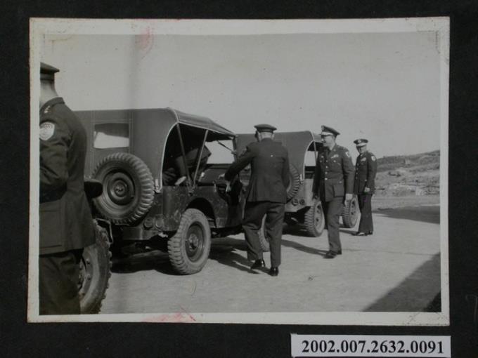彭指揮官於烏坵準備乘車 (共2張)