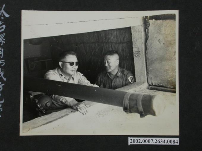 副參謀總長馬紀壯上將於右螺角75戰防砲堡瞻望大陸 (共2張)