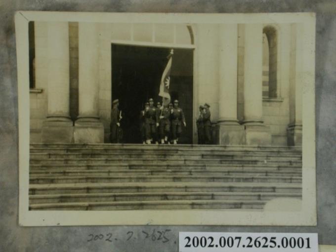 衛兵舉旗步出中華民國總統府 (共2張)