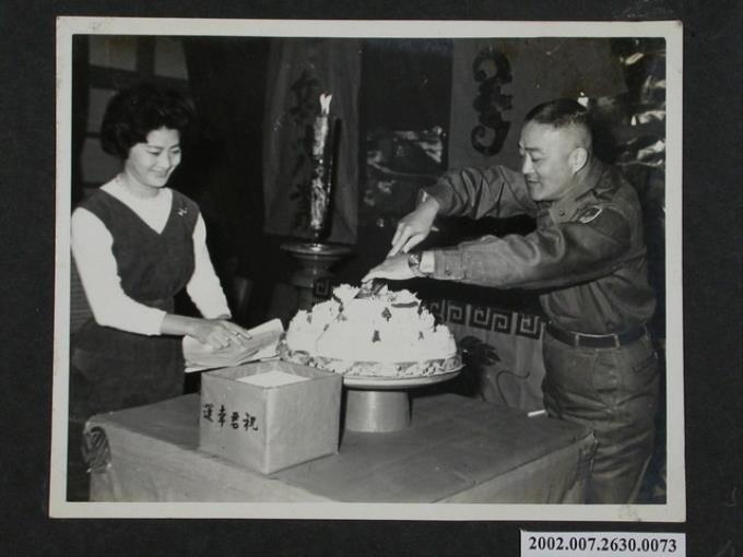 彭指揮官於擴大慶生酒會上切蛋糕 (共2張)