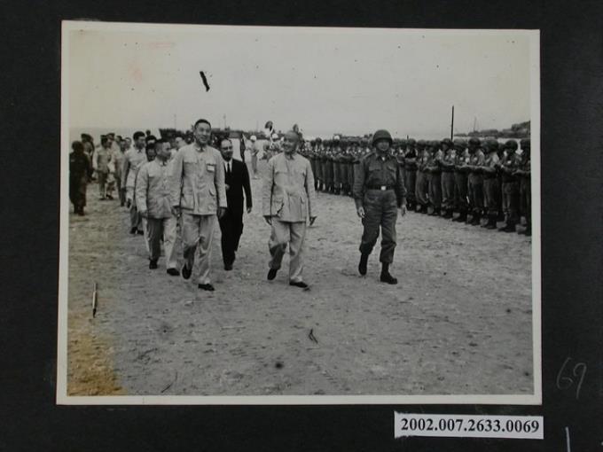 三軍官兵代表列隊歡迎國防部研究院全體師生 (共2張)