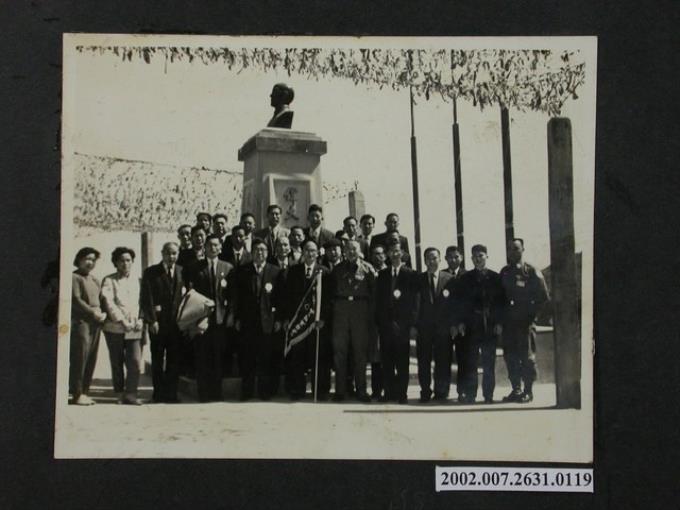 彭指揮官與團長陳火土及全體團員在總統像前合影 (共1張)