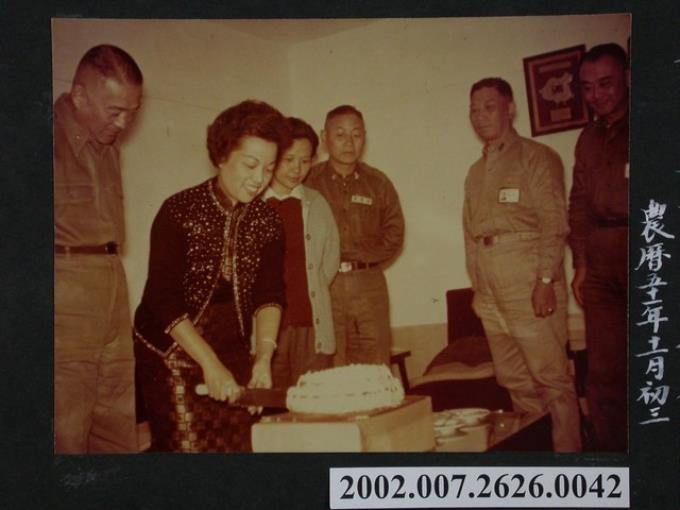 彭指揮官夫人華誕切蛋糕 (共2張)