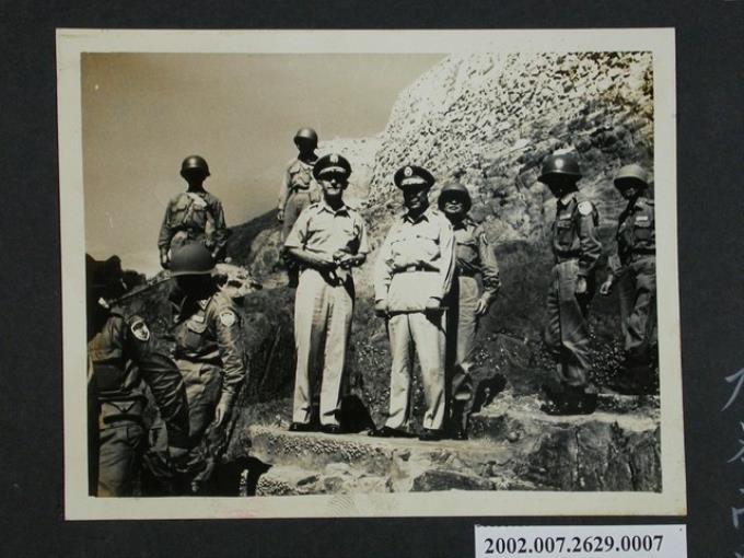 美太平洋陸軍總司令柯林斯上將等人視察高登 (共2張)
