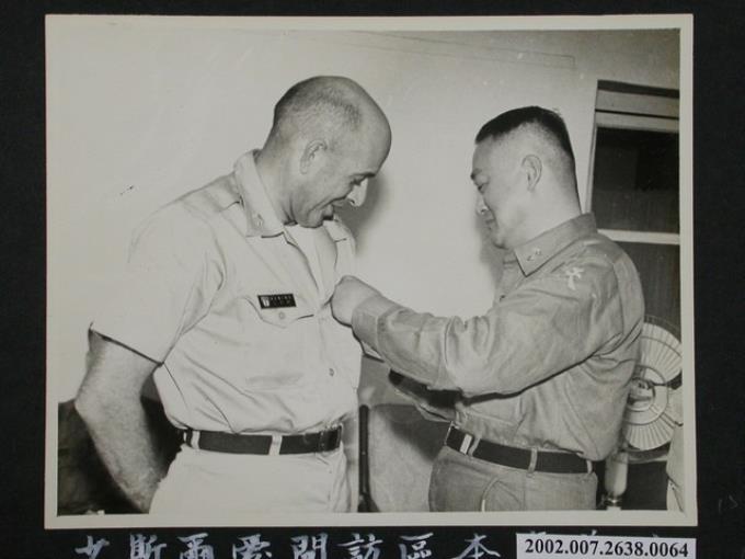 彭指揮官為來本區訪問之愛爾斯少校佩掛紀念章 (共1張)