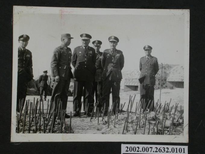 彭指揮官與周少將於烏坵參觀水上陣地阻絕設施 (共2張)