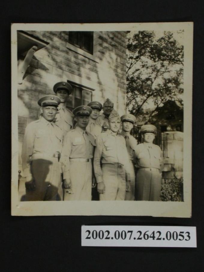 八名軍人站立於建築物旁合影 (共1張)