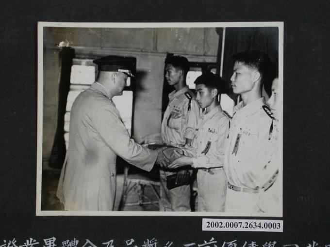 彭指揮官頒發馬祖中學畢業生獎品及畢業證書 (共2張)