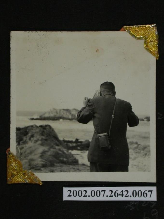 一名男士面對海岸獨照 (共1張)
