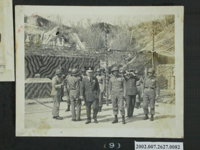 駐美武官盧福寧少將訪問馬祖240砲陣地 (共2張)