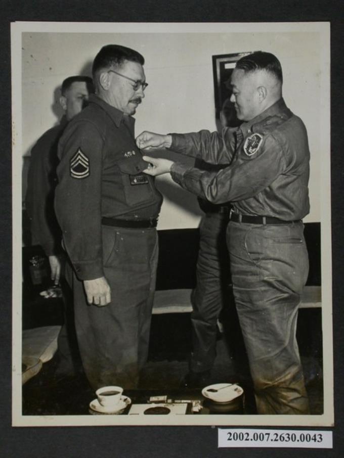 彭指揮官為教雷下士佩戴金馬紀念章及贈送馬祖土產 (共2張)