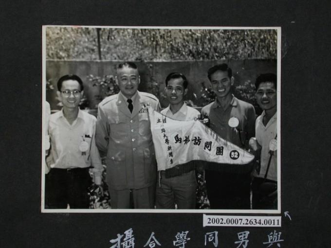彭指揮官與國立政治大學新聞系前線訪問團男同學合影 (共1張)