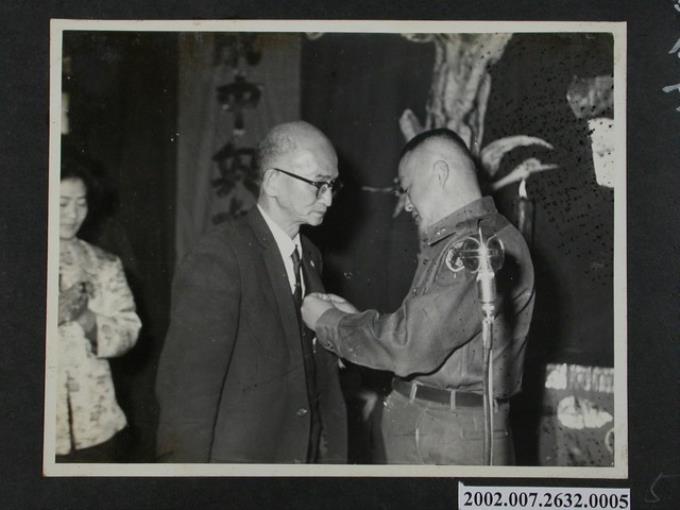 彭指揮官為充員戰士家屬訪問團團長陳秋火佩戴馬祖紀念章 (共2張)
