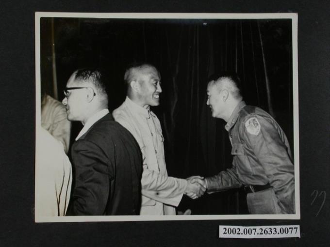 彭指揮官與李副教育長握手 (共2張)