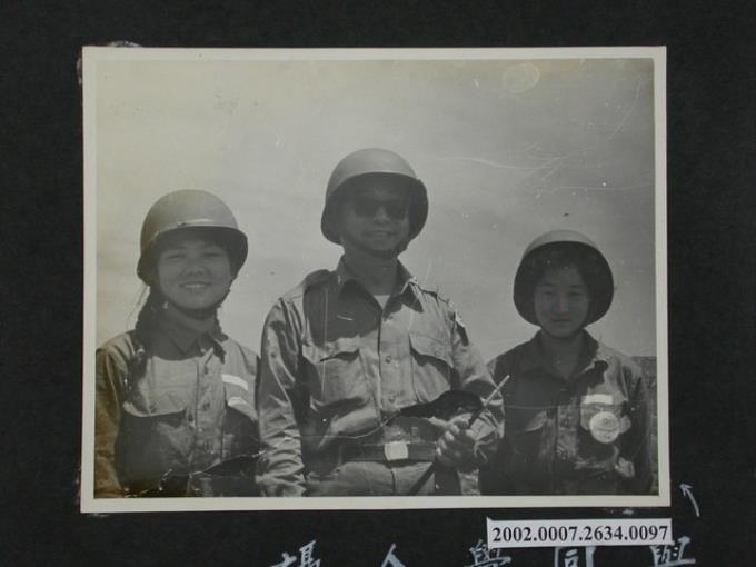 彭指揮官與暑期青年馬祖戰地工作幹部訓練隊學員合影 (共2張)