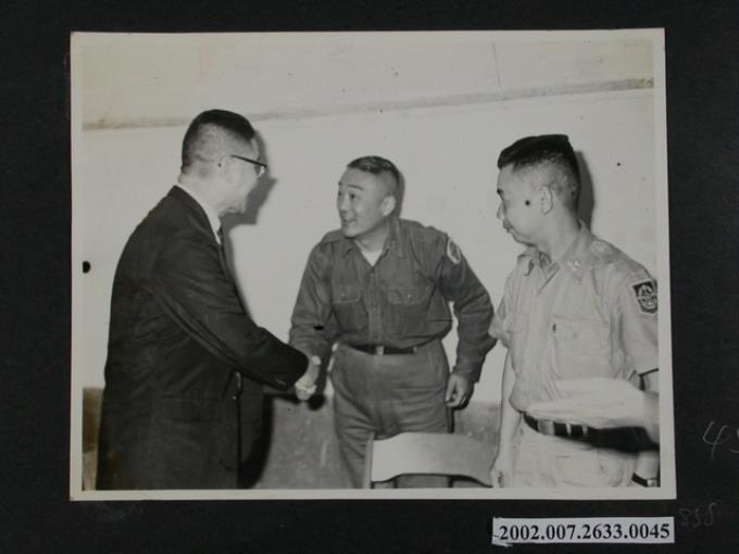 彭指揮官與國大代表羅桑益西握手 (共2張)