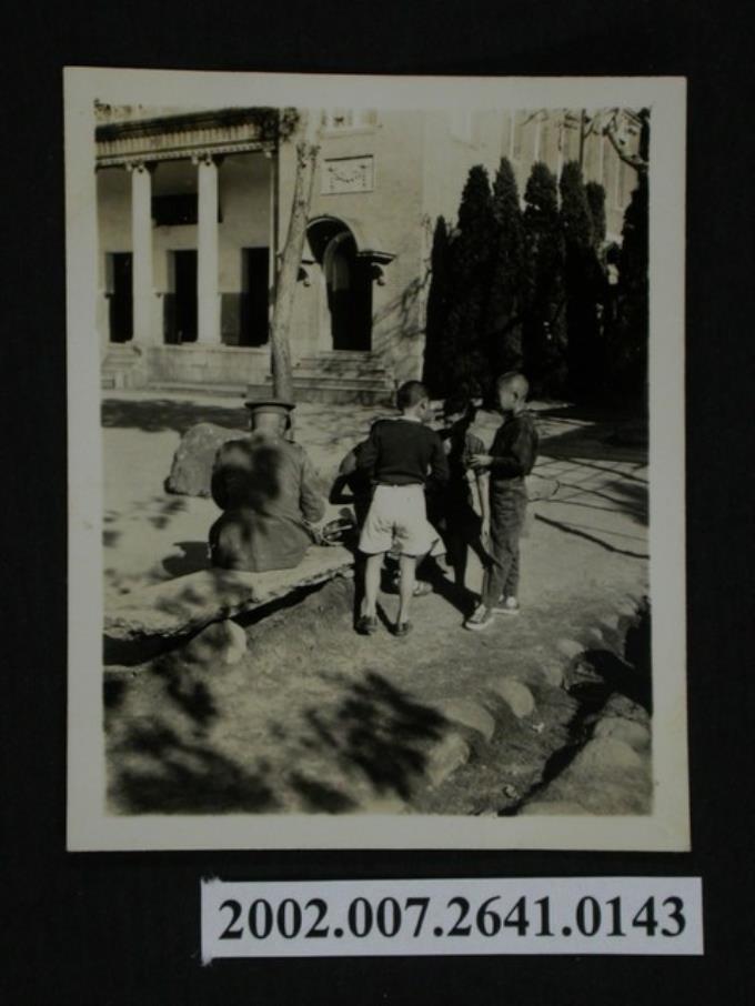 三名孩童於毘盧禪寺前玩耍 (共1張)