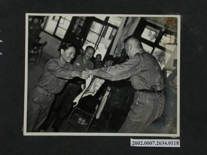 暑期青年馬祖戰地工作幹部訓練隊獻簽名錦旗 (共2張)