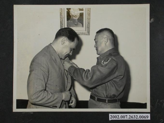 彭指揮官為多默博士佩戴馬祖紀念章 (共2張)